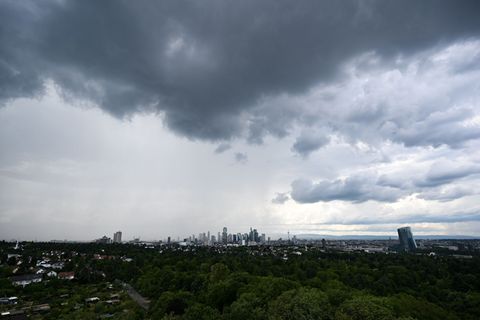 Zum Wochenende wird es in Hessen grau und regnerisch. (Symbolbild) Foto: Arne Dedert/dpa
