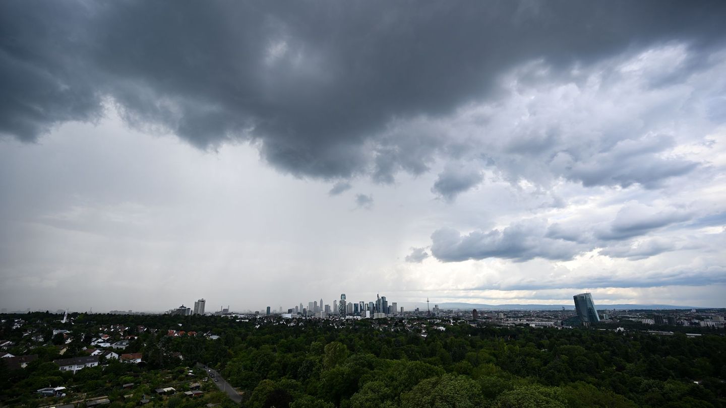 Zum Wochenende wird es in Hessen grau und regnerisch. (Symbolbild) Foto: Arne Dedert/dpa