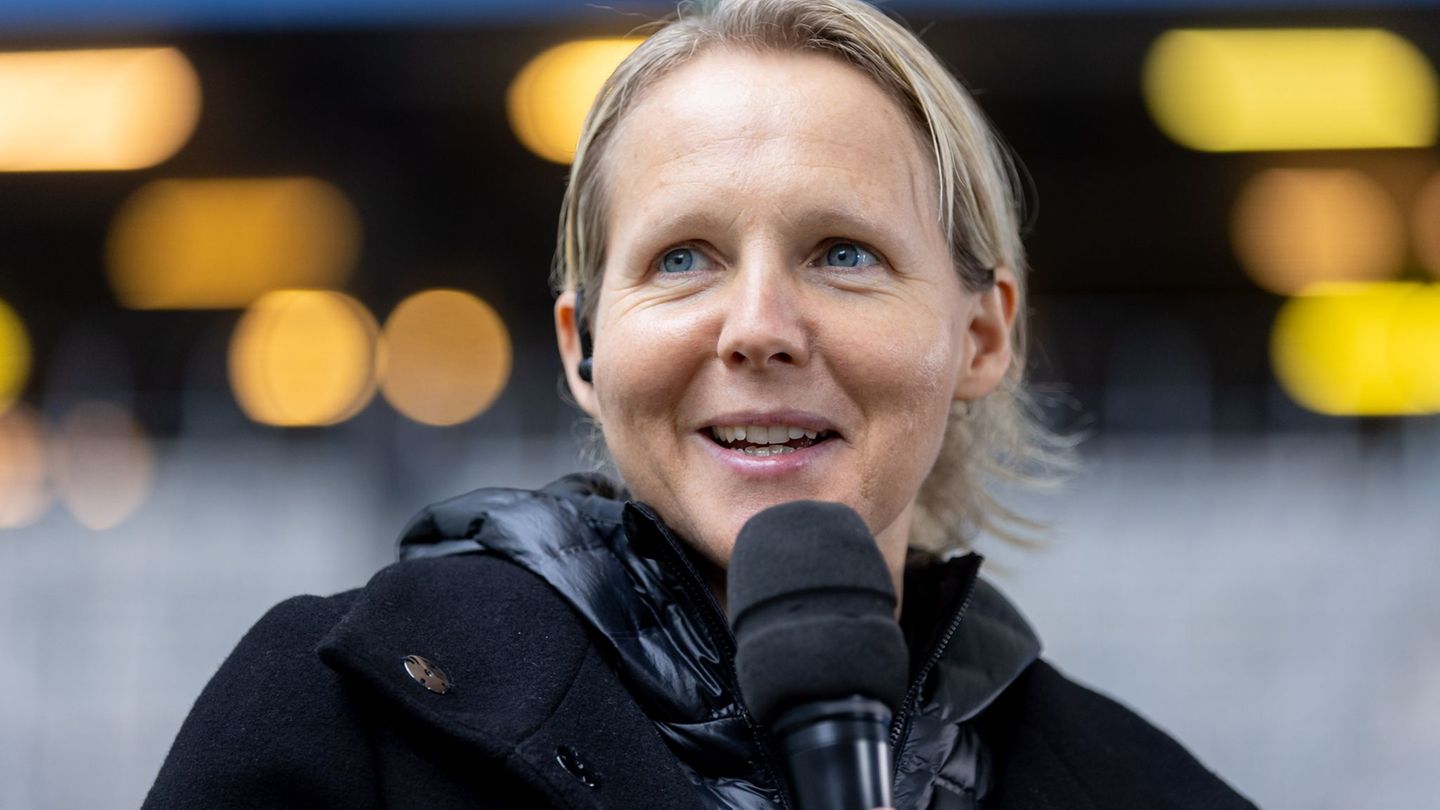 Fans hören dank eines Funkmikrofons, was Werder-Trainerin Friederike Kromp während des Spiels gegen den 1. FC Köln sagt. (Archiv