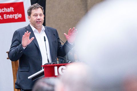 "Wir brauchen nun wirklich keine Tipps von Donald Trump", sagt SPD-Chef Lars Klingbeil. Foto: Benjamin Westhoff/dpa