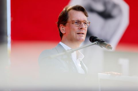 Die zentrale Kundgebung der Deutschen Gewerkschaftsbundes für NRW zum 1. Mai fand in Mülheim an der Ruhr statt. Foto: Thomas Ban