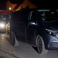 Nach dem tödlichen Arbeitsunfall am 16. April in Runkel sind auch Leichenwagen gekommen. (Archivbild) Foto: Sascha Ditscher/dpa