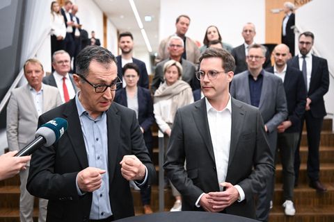 Die Verhandler tagten bis spät in den Abend. Foto: Bernd Weißbrod/dpa
