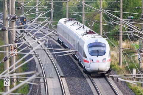 Für den Fernverkehr der Bahn gibt es eine neue Fahrscheinvariante. (Symbolbild) Foto: Julian Stratenschulte/dpa