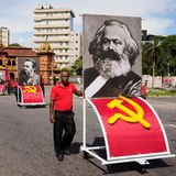 Colombo, Sri Lanka. Mitglieder der Frontline Socialist Party tragen Porträts der kommunistischen Persönlichkeiten Karl Marx, Friedrich Engels und Wladimir Lenin während eines Marsches zum Tag der Arbeit.