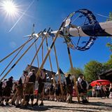 Kirchseeon, Deutschland. Mit reiner Muskelkraft und den „Schwaiberl“ genannten Stangen stellen Helfer den über 30 Meter hohen traditionellen Maibaum auf. Organisiert hat das die „Aktion Maibaum“, der Mitglieder von Feuerwehr, Trachtenverein und Kegelclub angehören.