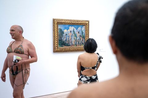 Riehen, Schweiz. Besucher in Badekleidung begutachten das Bild Badende von Paul Cezanne, bei der Ausstellung „Tag der Badenden“ in der Fondation Beyeler in Riehen. Alle Besucherinnen und Besucher, die in Badekleidung erschienen, erhielten Gratiseintritt.