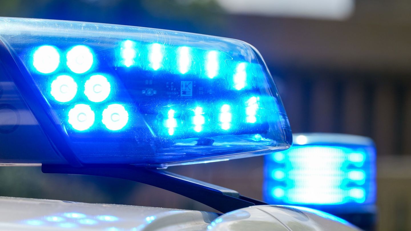 Der 29-Jährige ist noch am Unfallort gestorben. (Symbolbild) Foto: Soeren Stache/dpa