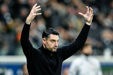 Eintracht Frankfurts Trainer Albert Riera hat heftige Kritik an den Medien geübt. (Archivbild) Foto: Uwe Anspach/dpa