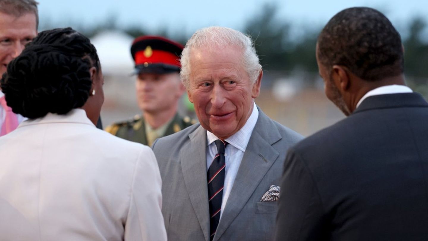 Bermuda-Besuch des Monarchen: König Charles von Würdenträgern begrüßt
