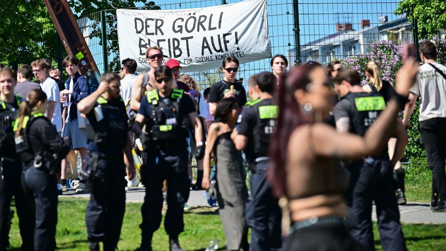 "Der Görli bleibt auf": Zu einer Rave-Party kamen viele Feiernde in den Görlitzer Park, die auch gegen die nächtliche Schließung