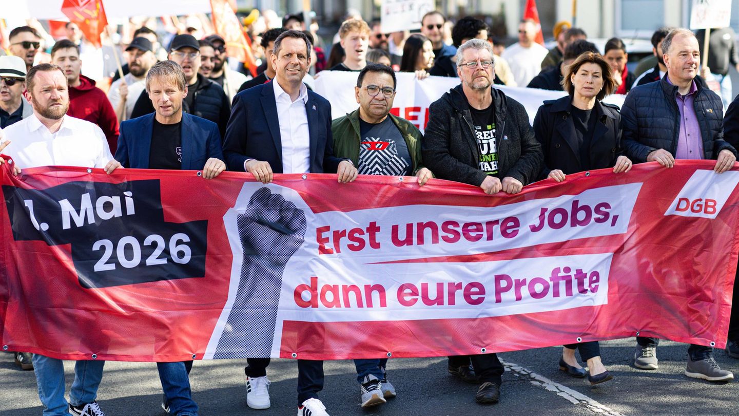 Am Tag der Arbeit läuft Niedersachsens Ministerpräsident Olaf Lies (SPD) bei einer Demonstration in Salzgitter mit. Foto: Michae