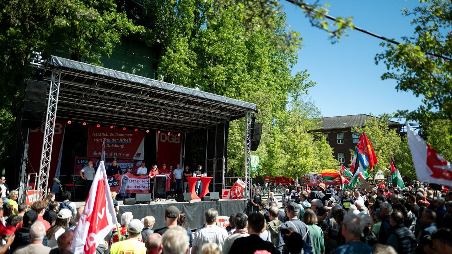 Rund 100.000 Menschen beteiligten sich in Nordrhein-Westfalen an den Kundgebungen der Gewerkschaften. Foto: Fabian Strauch/dpa