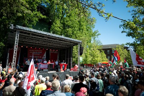 Rund 100.000 Menschen beteiligten sich in Nordrhein-Westfalen an den Kundgebungen der Gewerkschaften. Foto: Fabian Strauch/dpa