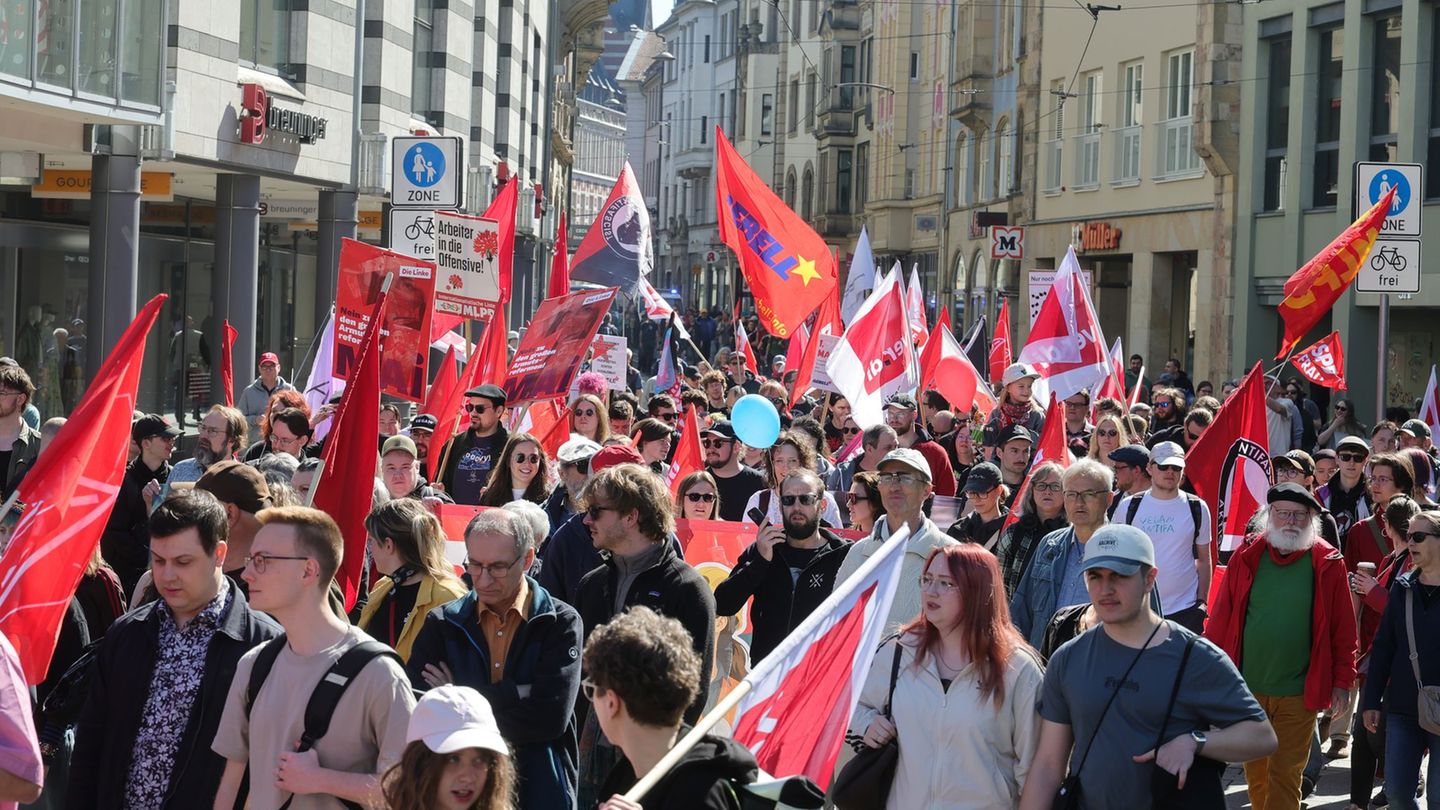 Viele junge Leute beteiligten sich an einer Demonstration am Tag der Arbeit in Erfurt. Foto: Bodo Schackow/dpa