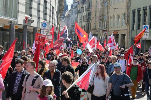 Viele junge Leute beteiligten sich an einer Demonstration am Tag der Arbeit in Erfurt. Foto: Bodo Schackow/dpa