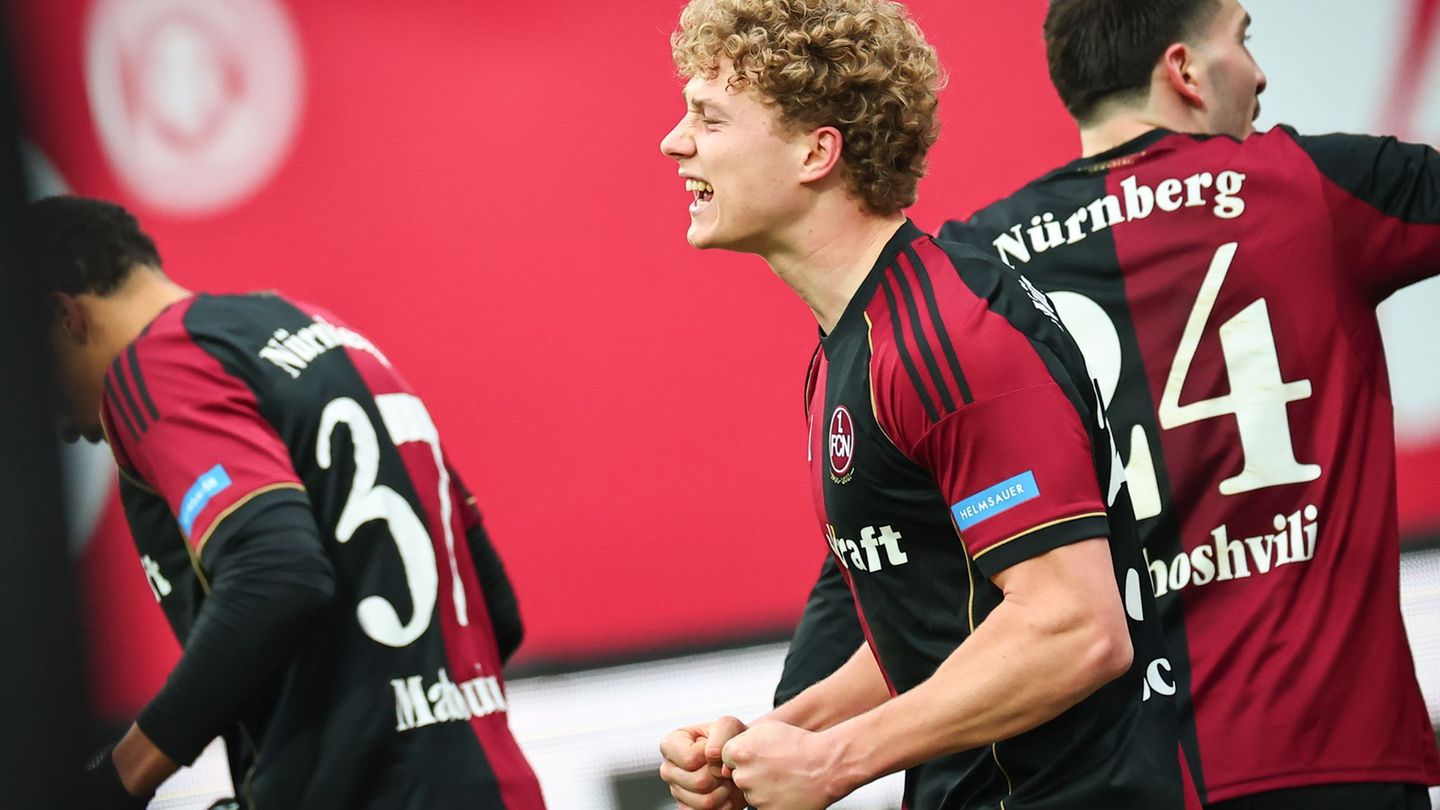 Piet Scobel beim Torjubel. Der 1. FC Nürnberg setzt auch in Zukunft auf den Stürmer. (Archivbild) Foto: Daniel Karmann/dpa