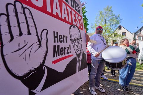 An den Bundeskanzler richtet sich dieses Plakat mit der Aufschrift "Abschaffung des Sozialstaates? Nein, danke Herr Merz!" bei d
