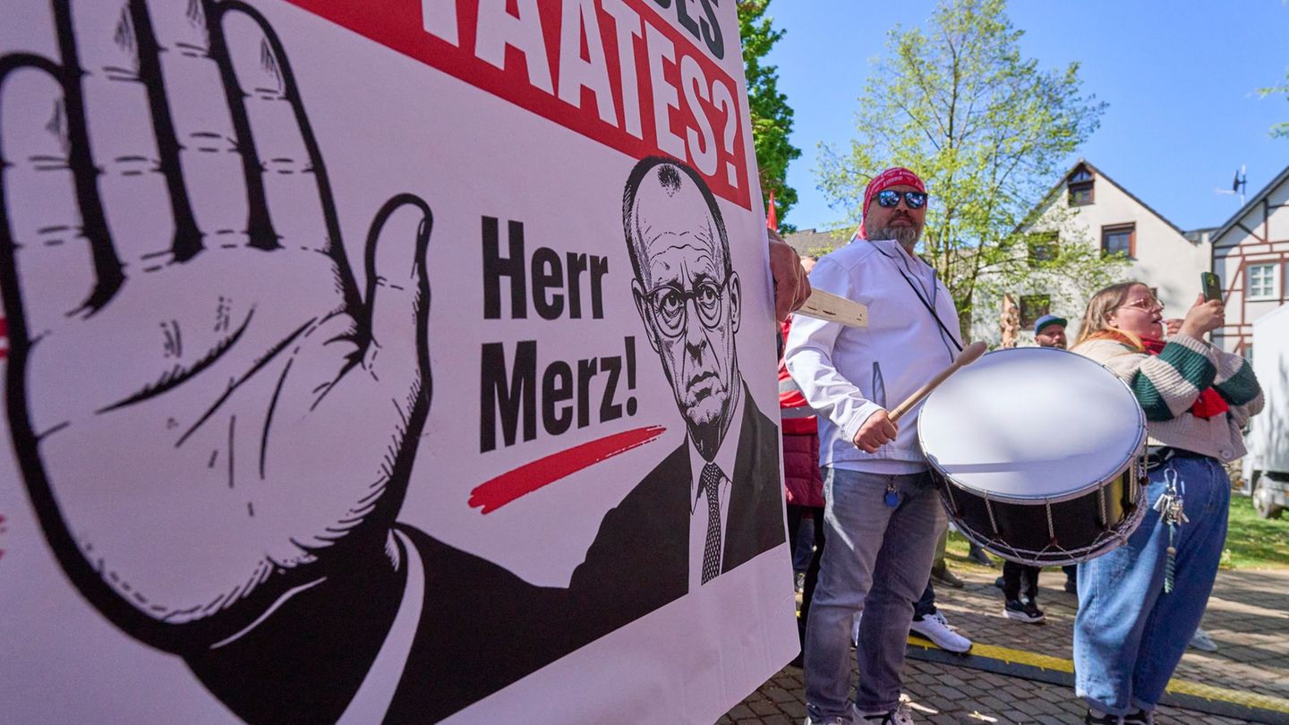 An den Bundeskanzler richtet sich dieses Plakat mit der Aufschrift "Abschaffung des Sozialstaates? Nein, danke Herr Merz!" bei d