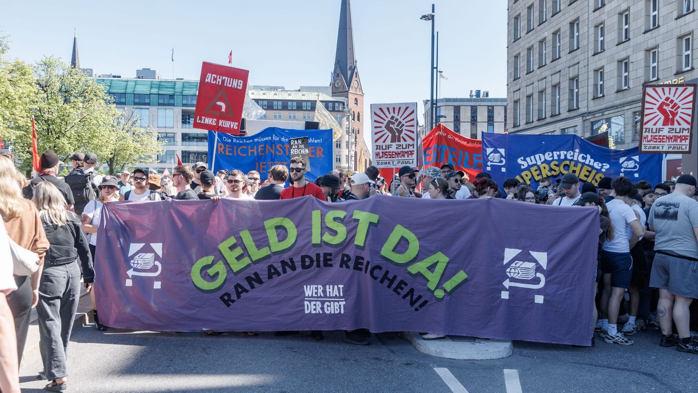 Mit "Wer hat, der gibt" ging in Hamburg das erste von drei antikapitalistischen Bündnissen auf die Straße. Foto: Markus Scholz/d