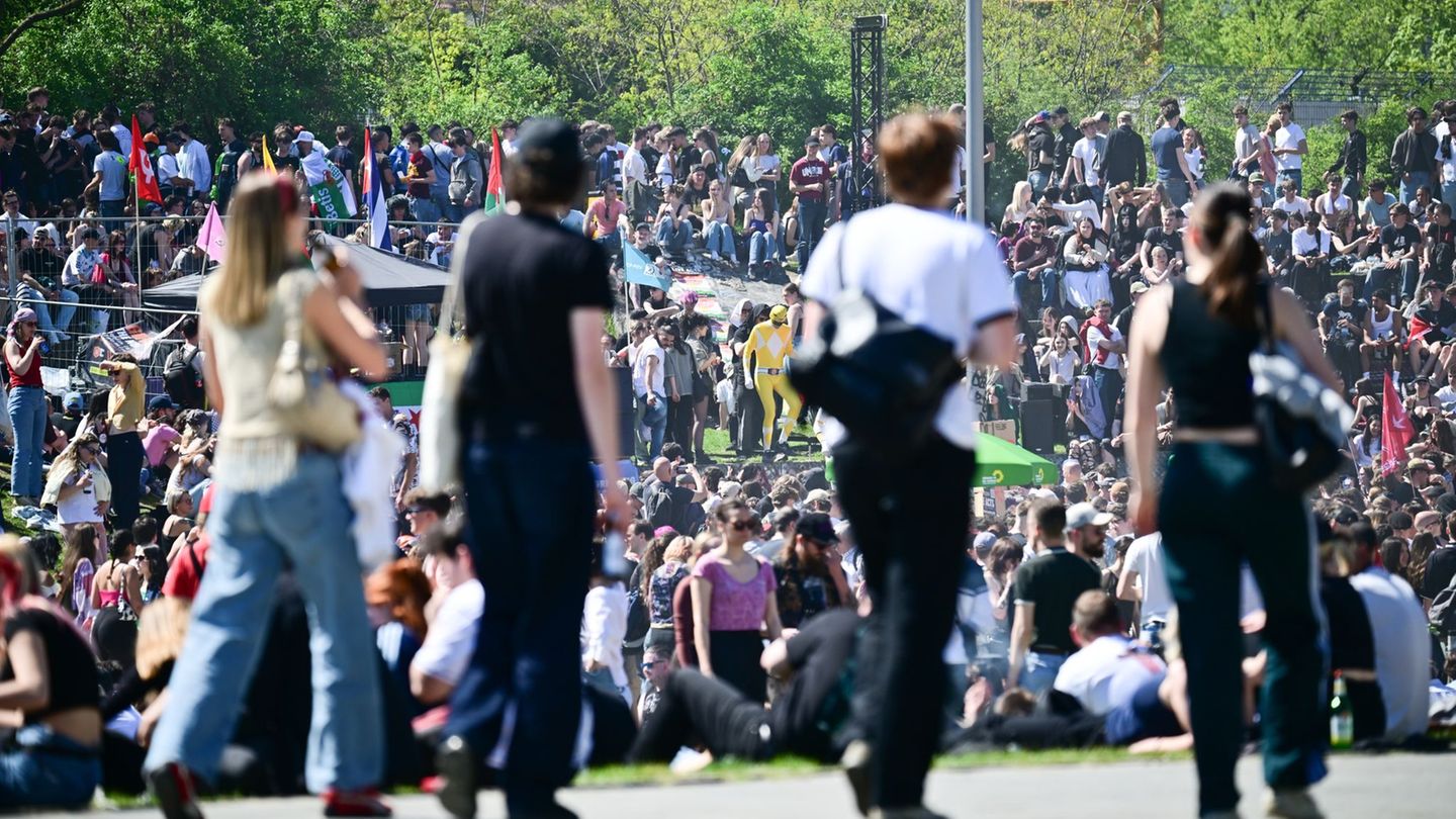 Die Menschen ziehen in den Görlitzer Park - der Görlitzer Bahnhof wurde am Nachmittag wegen Überfüllung geschlossen. Foto: Sebas