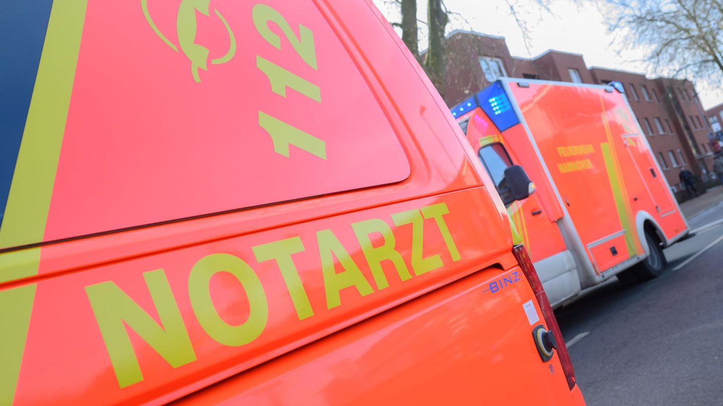 Der lebensgefährlich verletzte Fahrradfahrer wurde mit dem Rettungswagen in ein Krankenhaus gebracht. (Symbolbild) Foto: Julian