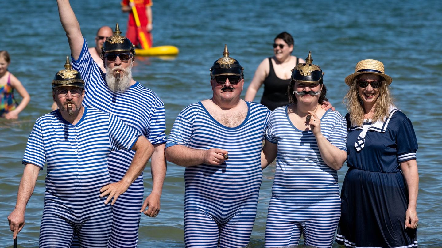 Traditionell wird alljährlich am 1. Mai im Seebad Binz auf der Insel Rügen mit dem Anbaden der Hoteliers und Gäste die Freiluft-