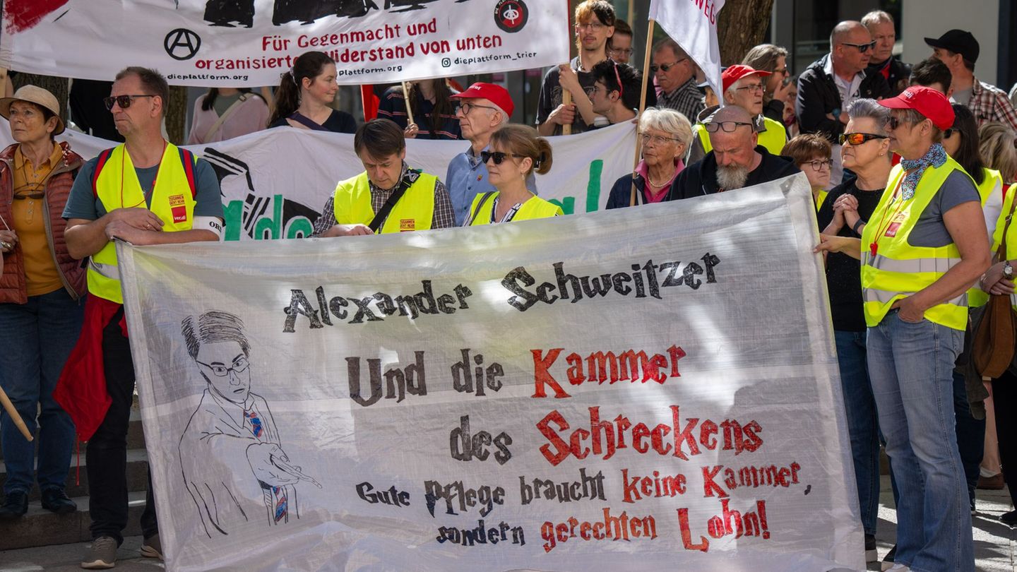 Gerechten Lohn in der Pflege fordern diese Demonstranten bei der zentralen DGB-Kundgebung in Trier und richten sich an den rhein