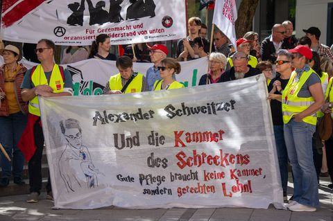 Gerechten Lohn in der Pflege fordern diese Demonstranten bei der zentralen DGB-Kundgebung in Trier und richten sich an den rhein
