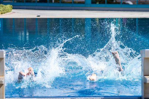 Ein Sprung ins kalte Wasser: Erste Freibadrunden sind schon möglich, wie hier in der Cottbuser "Lagune". Auch Berlin startete am