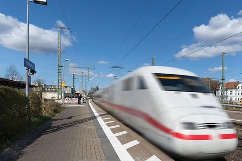 Mehr als 400 Menschen müssen nahe Lüneburg aus einem ICE befreit werden (Symbolbild)