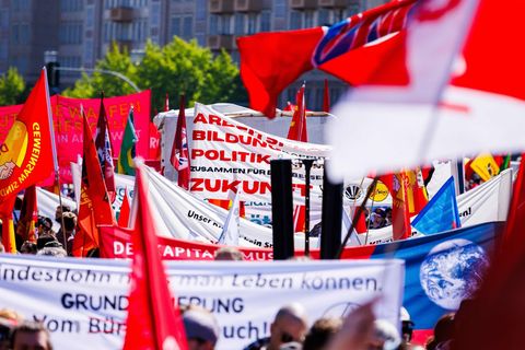 Der Tag der Arbeit - ein Tag des Protests der Gewerkschaften, wie hier in Berlin. Foto: Carsten Koall/dpa