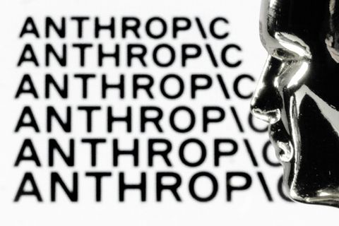 Figur vor dem Anthropic-Logo