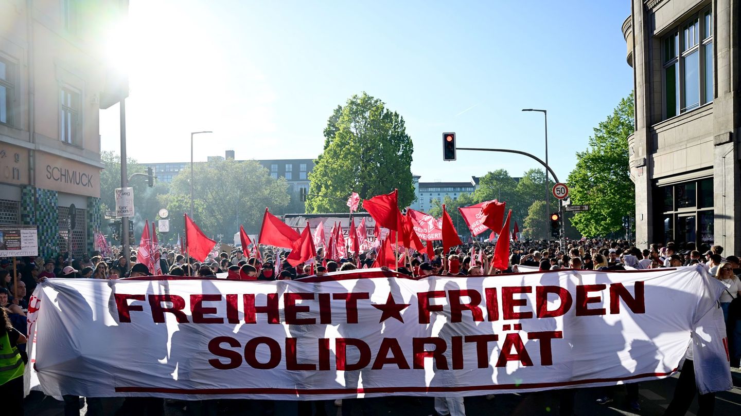 An der Spitze der Demonstration versammelten sich vorwiegend schwarz gekleidete Menschen. Foto: Sebastian Christoph Gollnow/dpa