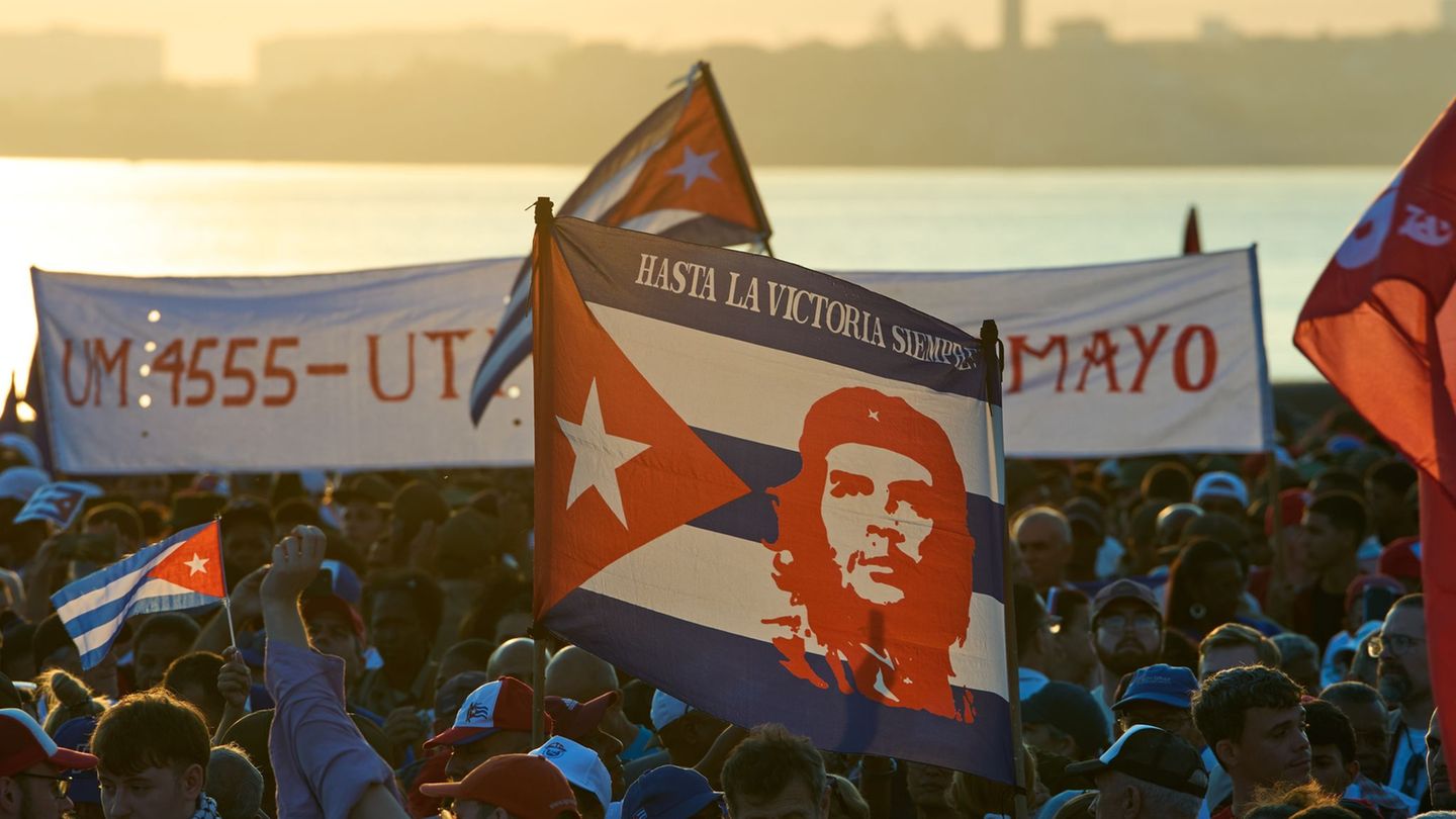 Hunderttausende Kubaner protestieren gegen das US-Embargo. Foto: Ramon Espinosa/AP/dpa