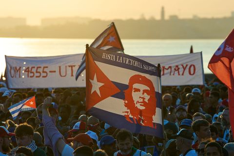 Hunderttausende Kubaner protestieren gegen das US-Embargo. Foto: Ramon Espinosa/AP/dpa