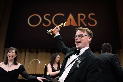 Der Oscar, den Talankin hier voller Stolz in die Luft hält, ging auf dem Weg nach Frankfurt verloren. (Archivbild) Foto: John Lo
