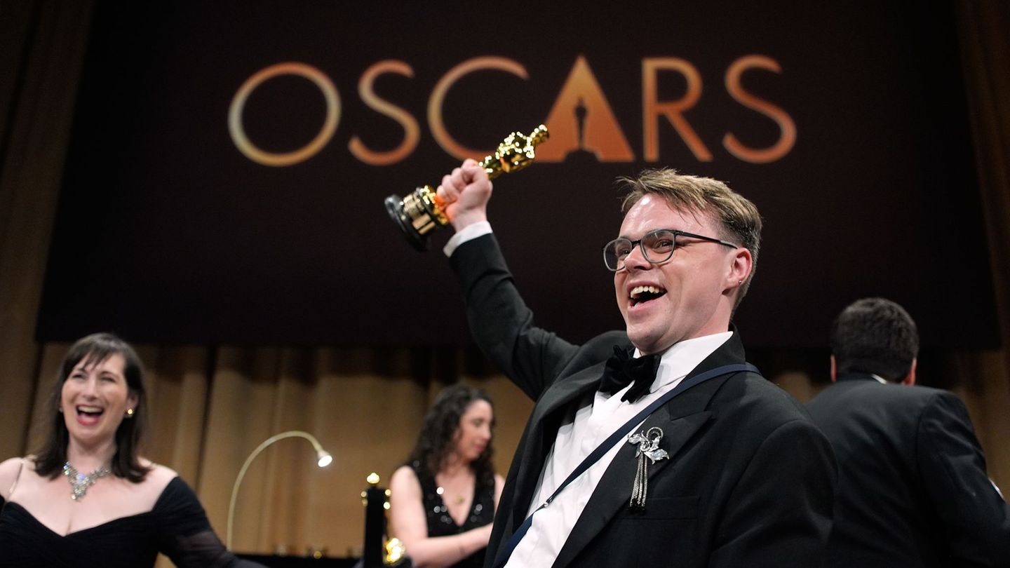 Der Oscar, den Talankin hier voller Stolz in die Luft hält, ging auf dem Weg nach Frankfurt verloren. (Archivbild) Foto: John Lo