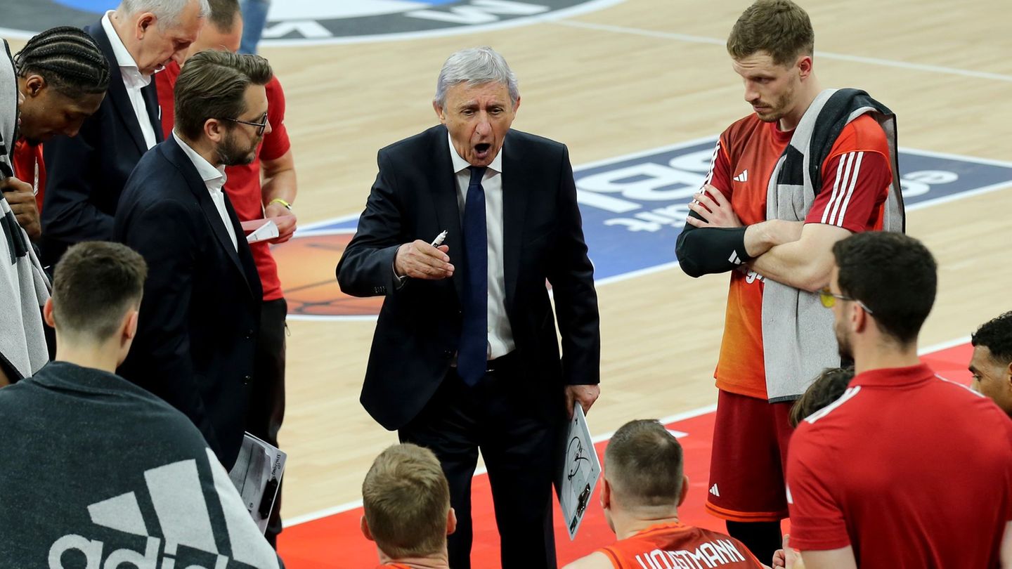 Trainer Svetislav Pesic feierte mit Bayern einen Sieg im Spitzenspiel gegen Berlin Foto: Matthias Stickel/dpa