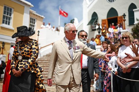 König Charles trifft vor der St. Peter's Church in St. George's, Bermuda, auf wartende Menschen.