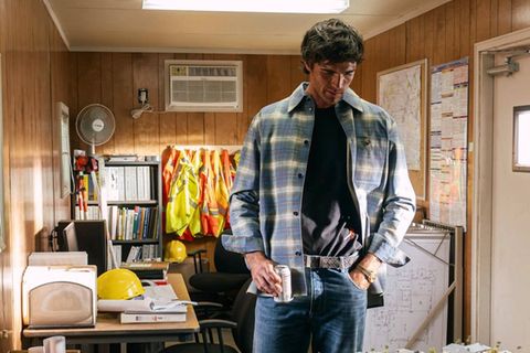 Jacob Elordi trägt in "Euphoria" ein "Flanellhemd" aus Leder vom Modehaus Bottega Veneta.