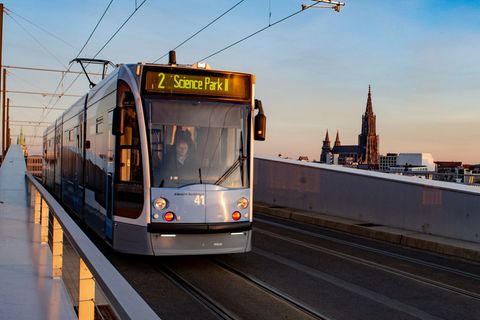 Im Nahverkehr in Ulm könnte es am Samstag erneut massive Ausfälle geben. (Archivbild) Foto: Stefan Puchner/dpa