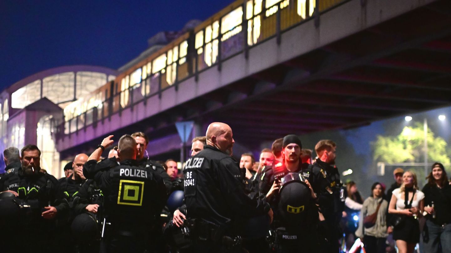 Wegen der vielen feiernden Menschen kam die Demonstration "Revolutionärer 1. Mai" nur langsam voran. Foto: Sebastian Gollnow/dpa
