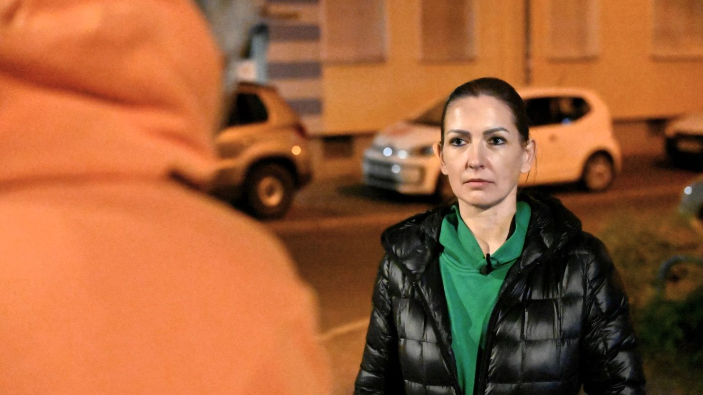 Ilona erinnert sich, dass es schon lange vor der Tat immer wieder Streit mit ihrem Partner gegeben hat. Er sei spielsüchtig gewesen, sei nicht nur bei Kritik aggressiv und gewalttätig geworden.
