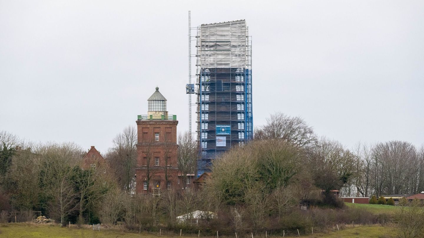 Der Leuchtturm an Kap Arkona ist derzeit hinter einem Gerüst versteckt. (Archivbild) Foto: Stefan Sauer/dpa