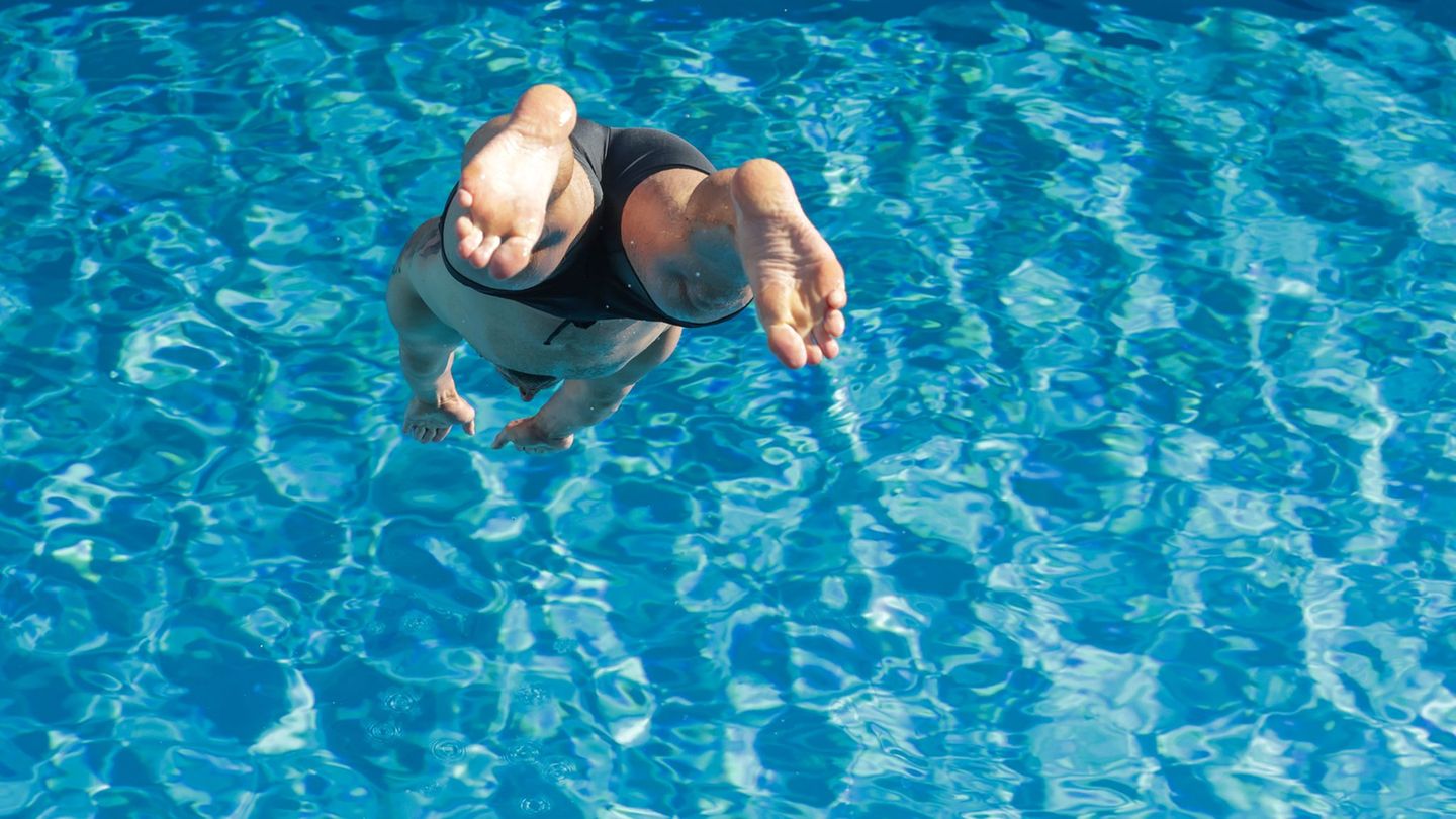 Für den Sprung ins Freibad-Becken müssen die Menschen im Südwesten in diesem Jahr mancherorts mehr Eintritt bezahlen. (Archivbil