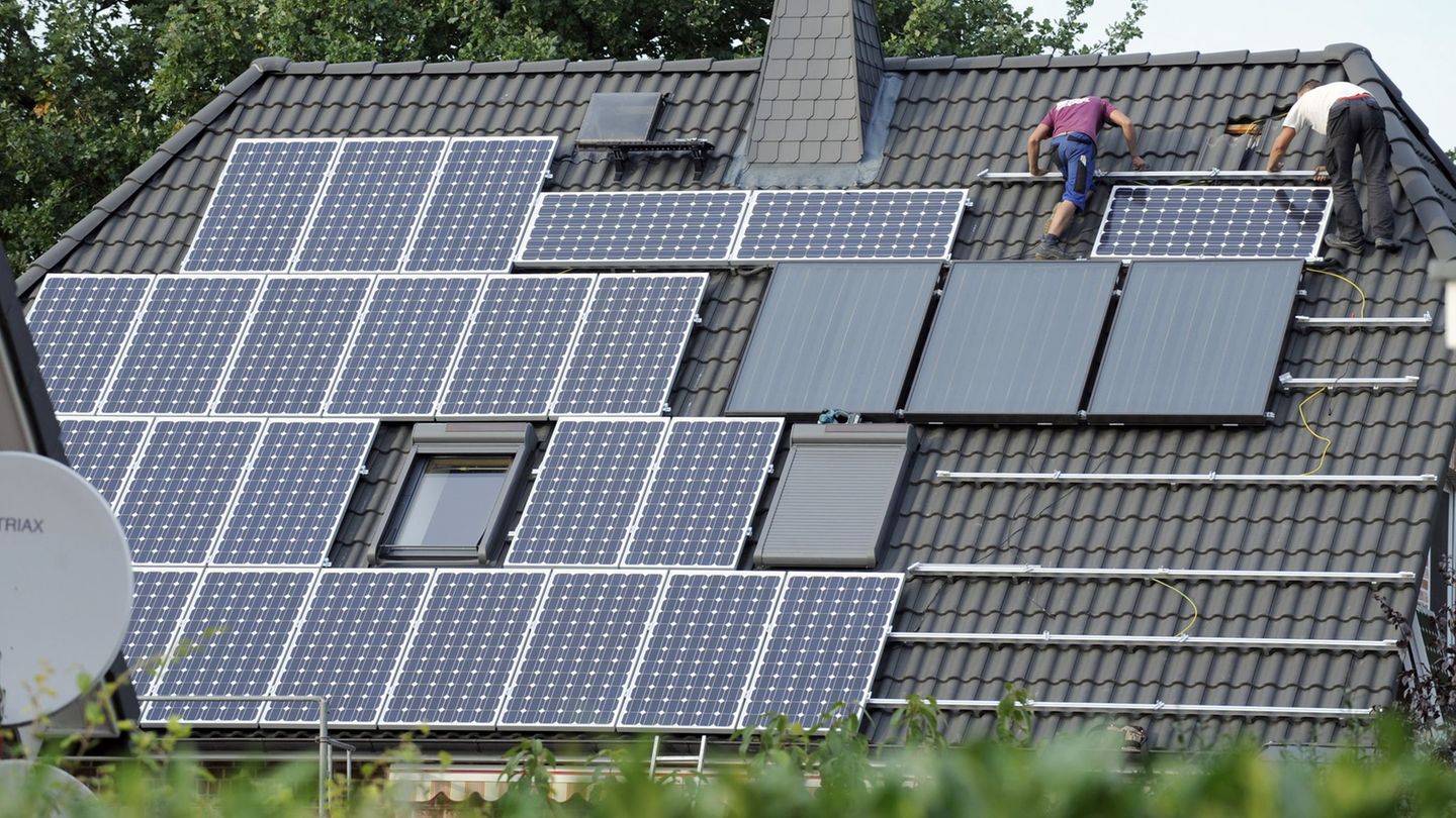 Der Bau von neuen Solaranlagen stockt - vor allem im Privatbereich. (Archivbild) Foto: Rainer Jensen/dpa