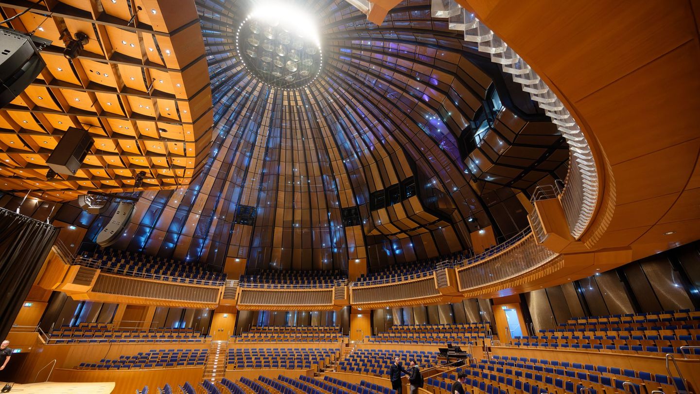 Eine Kuppel wölbt sich über den runden Saal der Tonhalle Düsseldorf. Foto: Henning Kaiser/dpa
