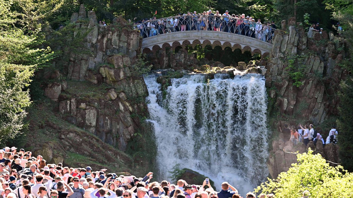Staunen und Freude: Die Wasserspiele im Bergpark Wilhelmshöhe starten in die neue Saison. Foto: Swen Pförtner/dpa