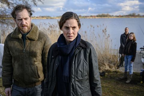 Frank Weller (Tom Radisch) und Ann Kathrin Klaasen (Picco von Groote) ermitteln am Tatort. Foto: Michael Ihle/ZDF/dpa